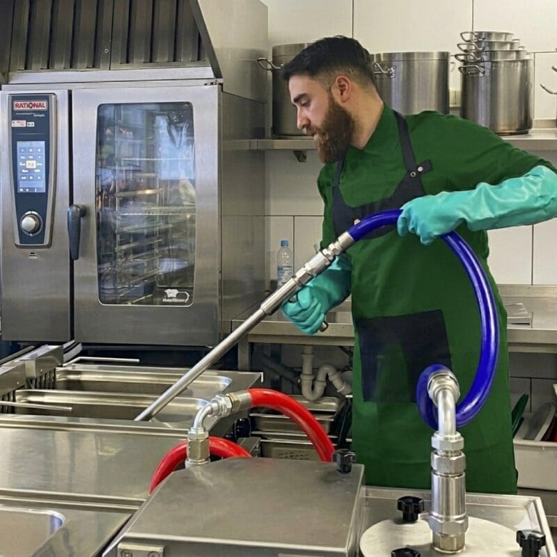 Técnico de Easygoil trabajando junto a un horno mixto en una cocina profesional
